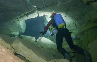Taucher in der Wulfbachquellhöhle